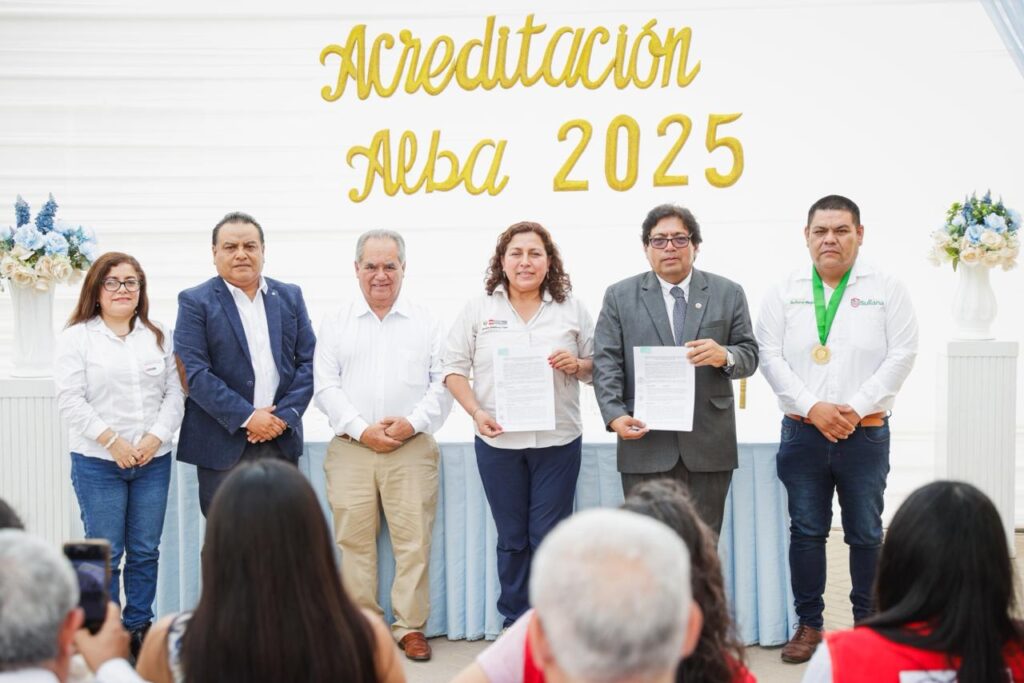 La ministra de la Mujer y Poblaciones Vulnerables, Sandra Gutiérrez, junto al presidente del directorio de la Beneficencia de Sullana, Jaime Juárez; la directora del Programa Gratitud; el congresista Miguel Ciccia; el regidor Mena y el gerente de la Beneficencia, durante la ceremonia de acreditación del Centro ALBA y la firma de articulación con el Programa Gratitud.